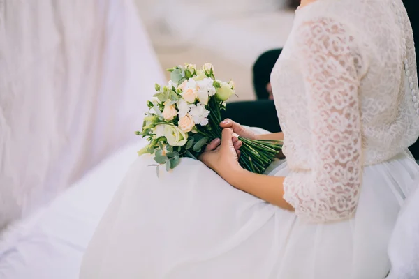 Bouquet da sposa in mano — Foto Stock