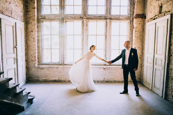 Pareja casada junto a la ventana — Foto de Stock