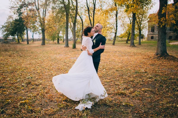 Recém-casados no parque de outono — Fotografia de Stock