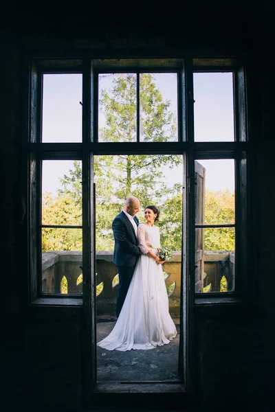 Pareja casada junto a la ventana — Foto de Stock