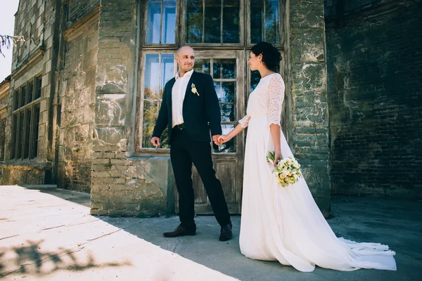 Recém-casados perto do velho castelo — Fotografia de Stock