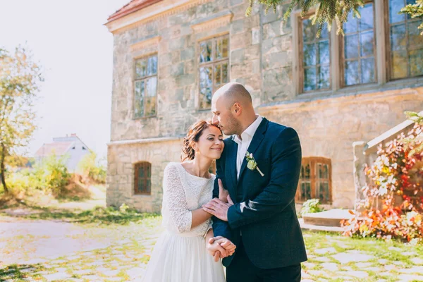 Recém-casados perto do velho castelo — Fotografia de Stock