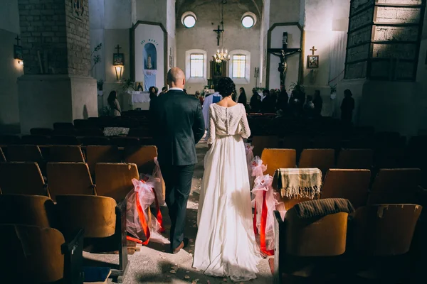 교회에서 신랑과 신부 — 스톡 사진