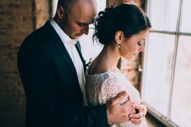 Gelin ve damat kucaklama