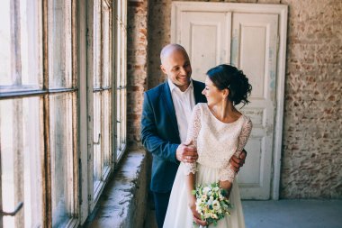 Gelin ve damat kucaklama