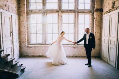 Pencerenin yanındaki evli çift