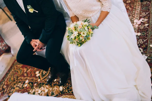 Bruid en bruidegom op de kerk — Stockfoto