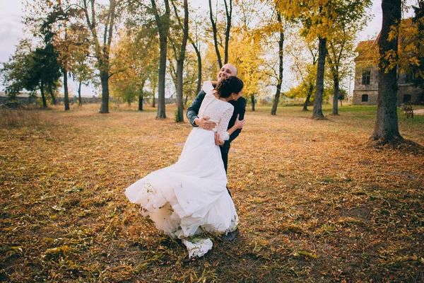 Recém-casados no parque de outono — Fotografia de Stock