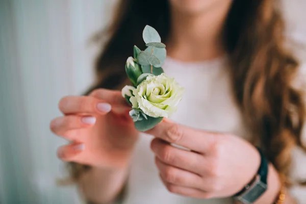 Цветок невесты в руках — стоковое фото