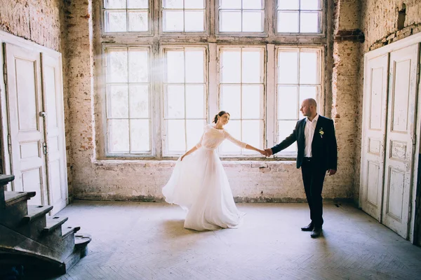 Pencerenin yanındaki evli çift