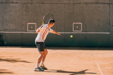 Tenis oyuncu eğitim açık havada