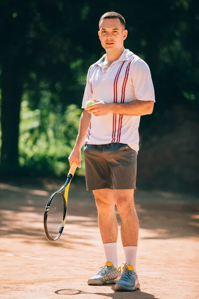 Hombre jugando al tenis al aire libre —  Fotos de Stock