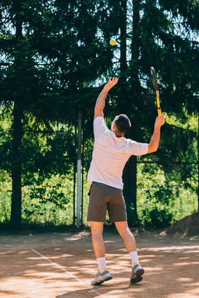 Jugador de tenis masculino en acción —  Fotos de Stock