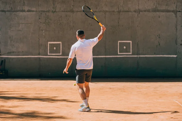 Jugador de tenis entrenando al aire libre —  Fotos de Stock
