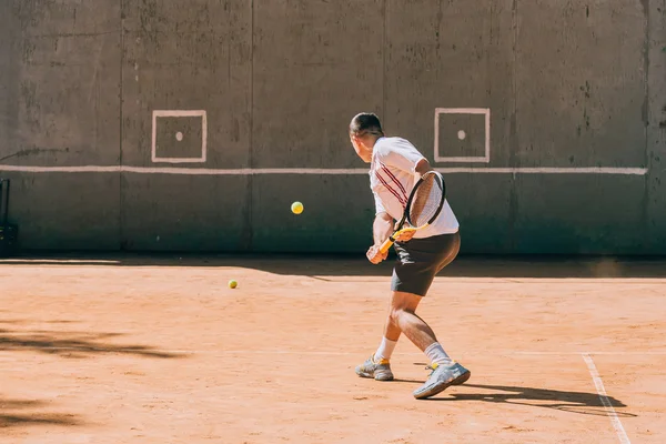Tenis oyuncu eğitim açık havada — Stok fotoğraf