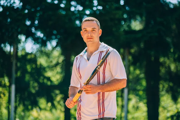 Hombre jugando al tenis al aire libre — Foto de Stock
