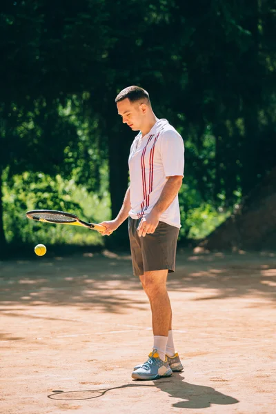 Hombre jugando al tenis al aire libre —  Fotos de Stock