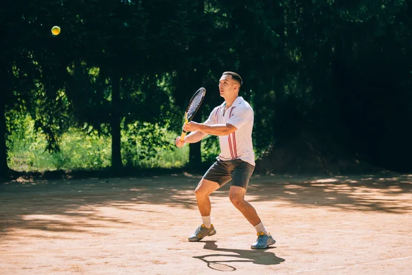 Giocatore di tennis maschile in azione — Foto Stock