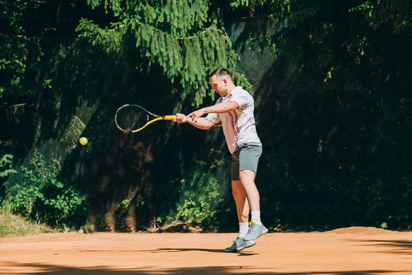 Giocatore di tennis maschile in azione — Foto Stock