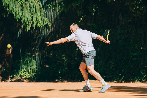 Jugador de tenis masculino en acción —  Fotos de Stock