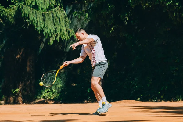 Giocatore di tennis maschile in azione — Foto Stock