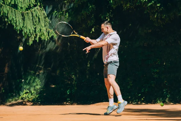 Giocatore di tennis maschile in azione — Foto Stock