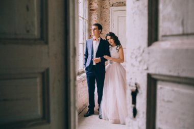 Pencerenin yanındaki evli çift