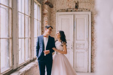 Pencerenin yanındaki evli çift