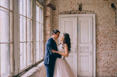 Pencerenin yanındaki evli çift