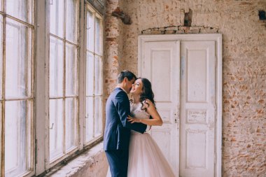 Pencerenin yanındaki evli çift