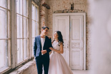 Pencerenin yanındaki evli çift