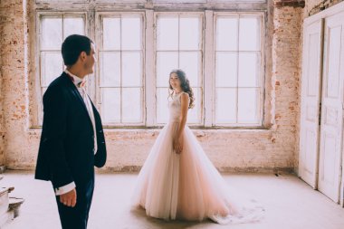 Pencerenin yanındaki evli çift