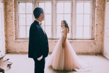 Pencerenin yanındaki evli çift