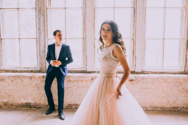 Pencerenin yanındaki evli çift