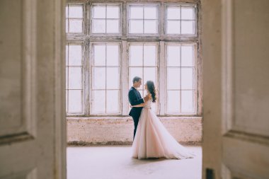 Pencerenin yanındaki evli çift