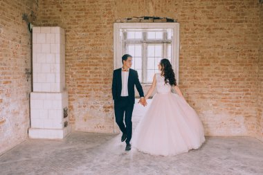 Pencerenin yanındaki evli çift