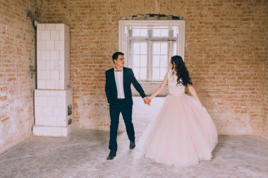 Pencerenin yanındaki evli çift