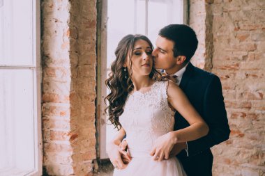 Pencerenin yanındaki evli çift