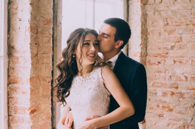 Pencerenin yanındaki evli çift