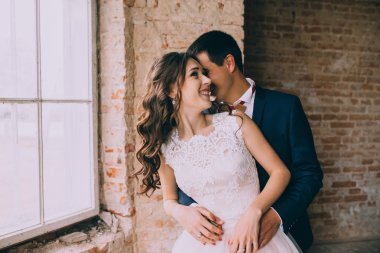 Pencerenin yanındaki evli çift