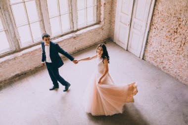 Pencerenin yanındaki evli çift