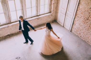 Pencerenin yanındaki evli çift