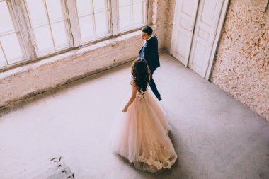 Pencerenin yanındaki evli çift