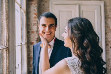 Pencerenin yanındaki evli çift