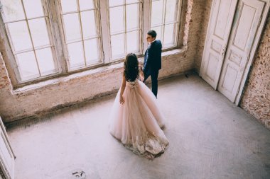 Pencerenin yanındaki evli çift