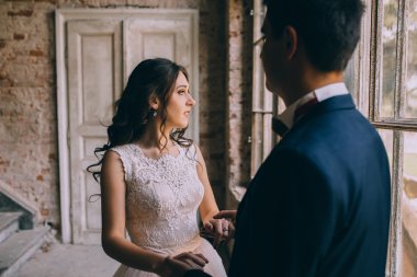 Pencerenin yanındaki evli çift