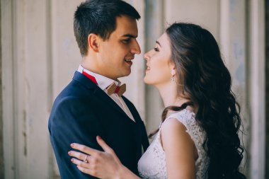 Pencerenin yanındaki evli çift