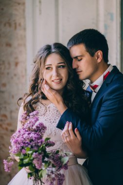 Pencerenin yanındaki evli çift