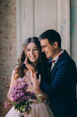 Pencerenin yanındaki evli çift