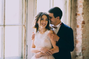 Pencerenin yanındaki evli çift